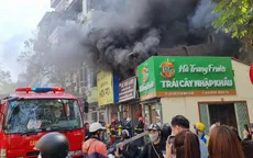 Dập tắt đám cháy xưởng giặt là trên phố Đội Cấn (Hà Nội)
