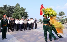 Thủ tướng dâng hương tượng đài Bác Hồ và kiểm tra công trình mở rộng thủy điện Hòa Bình