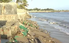 Sóng biển xâm thực khiến nhiều nhà dân bị hư hỏng