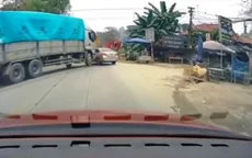 Không nhường khi đi ra từ đường nhánh, xe tải trượt dài sau khi đâm phải xe con