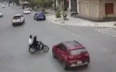 ''Phóng như bay'' qua ngã tư, hai người đi xe máy bị ô tô húc văng
