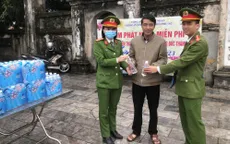 Phát nước miễn phí cho du khách đến tham quan, chiêm bái, tham dự Lễ phát lương Đức Thánh Trần