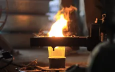 Bập bùng đỏ lửa giữ nghề thổi thủy tinh Xối Trì