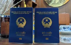 Cận cảnh cuốn hộ chiếu phổ thông có gắn chíp điện tử cấp từ ngày 1/3