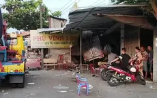 Tiền Giang: Xe tải va chạm xe khách và lao vào nhà dân