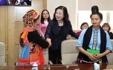 Cần có những chính sách đãi ngộ đội ngũ cô đỡ thôn bản
