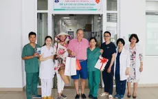 Vợ chồng người Anh từng mắc COVID-19 trở lại Việt Nam cảm ơn y bác sĩ