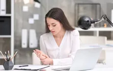 Tại sao bạn bị đau cổ tay khi sử dụng bàn di chuột laptop?