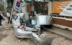 Cuộn thép hàng chục tấn rơi từ xe container đè bẹp ô tô con