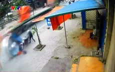 Nguy hiểm: Cuộn sắt trên xe đầu kéo bất ngờ rơi xuống đường