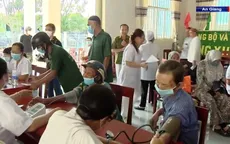 Khám bệnh miễn phí cho đồng bào Chăm