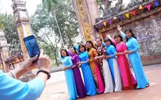 Tặng áo dài - trao yêu thương