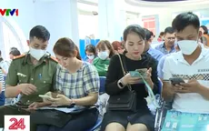 Người dân TP Hồ Chí Minh xếp hàng làm hộ chiếu gắn chip