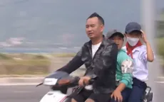 Nhiều phụ huynh "lãng quên" đội mũ bảo hiểm cho trẻ em