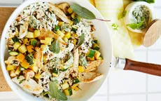 Cách làm món cơm ức gà, bí ngòi và lá xô thơm