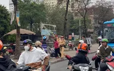 ''Nữ quái'' vờ mượn điện thoại của thanh niên trẻ rồi phóng xe bỏ chạy