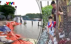 Sạt lở chia cắt đường giao thông
