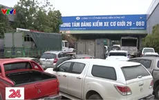 Hà Nội: Xếp hàng 1 km, ăn bánh mì trên xe nhiều ngày để chờ đăng kiểm