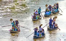 Hậu Giang: 150 người trình diễn áo bà ba trên sông