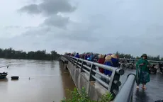 Theo cha đi tát nước trong thuyền, học sinh lớp 8 bị nước cuốn trôi