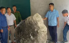 Nghệ An: Đá lớn trên cao đổ xuống, làm sập nhà dân trong đêm