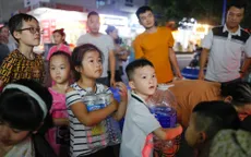 "Nước bẩn cũng quý như nước sạch", người dân KĐT Thanh Hà xếp hàng cả tối chia từng can nước