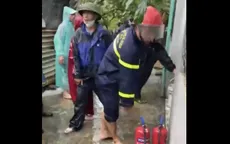 Nhanh chóng chữa cháy nhà dân giữa vùng nước ngập