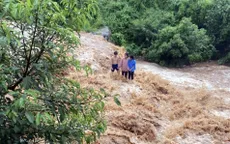 Giải cứu 4 em nhỏ bị mắc kẹt giữa dòng suối dữ