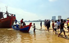 Chìm thuyền trên biển, hai ngư dân tự bơi vào bờ