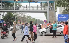 Nhiều người “phớt lờ” cầu bộ hành, băng qua đường bất chấp nguy hiểm