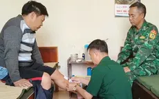 Cứu 2 thuyền viên gặp nạn tại cửa sông Văn Úc