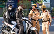 Nhiều xe máy vẫn đi lên Vành đai 2 trên cao bất chấp nguy hiểm