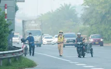 CSGT tăng cường kiểm tra xe máy, xe đạp đi vào làn ô tô trên đường Võ Nguyên Giáp