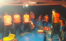 Cà Mau: Kịp thời cứu hộ 15 ngư dân gặp nạn trên biển