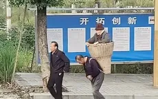 Hai anh em Trung Quốc thay nhau địu mẹ 89 tuổi đến bệnh viện gây sốt mạng