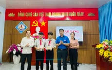 Trao huy hiệu tuổi trẻ dũng cảm cho học sinh cứu người