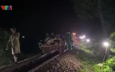 Xuyên đêm khắc phục tuyến đường sắt Bắc - Nam bị sạt lở