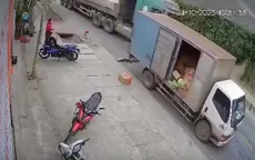 Xe tải gặp tai nạn vì dừng giữa đường để bốc dỡ hàng hóa