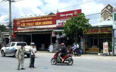 Hai đối tượng cướp dây chuyền vàng của người phụ nữ trong lúc dừng chờ đèn đỏ