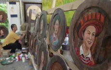 Họa sĩ vẽ tranh trên mâm gỗ và tình yêu với văn hóa truyền thống