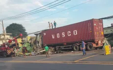 Tài xế xe container ngủ gục tông hàng loạt ki ốt ven đường