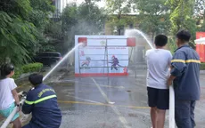 Hàng trăm em nhỏ thích thú trải nghiệm kỹ năng chữa cháy và cứu nạn cứu hộ