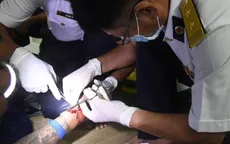 Hải quân cấp cứu ngư dân bị cá chình cắn trên biển