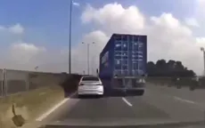 Xe contaier đánh lái đột ngột khiến ô tô con phải ép sát dải phân cách để tránh