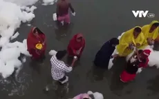 Người dân Ấn Độ hành lễ dưới dòng sông ô nhiễm