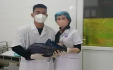 2 tiếng lái xe đến trạm y tế vùng biên giới đỡ đẻ cho sản phụ người dân tộc thiểu số