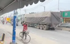 Xe container đi ngược chiều giữa đường đông người tại TP Hồ Chí Minh