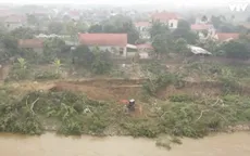 Di dời khẩn cấp người dân ra khỏi vùng sạt lở bờ sông Thao