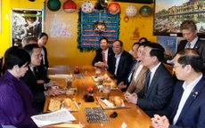 Chủ tịch nước Võ Văn Thưởng cùng Thống đốc Tokyo thăm nhà hàng bánh mỳ Việt Nam