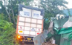 Xe tải mất lái lao vào nhà dân khiến một cụ bà tử vong